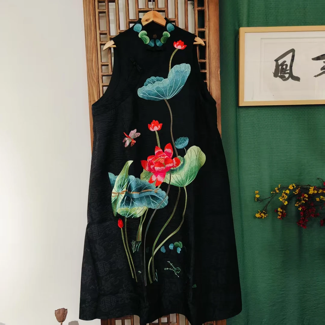 凤徕兮私人定制黑色福禄底荷叶花刺绣盘扣小立领马甲（LS223-22）