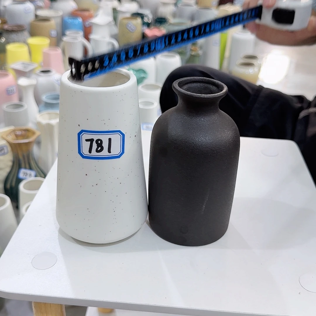 781一对小花瓶高14厘米微瑕