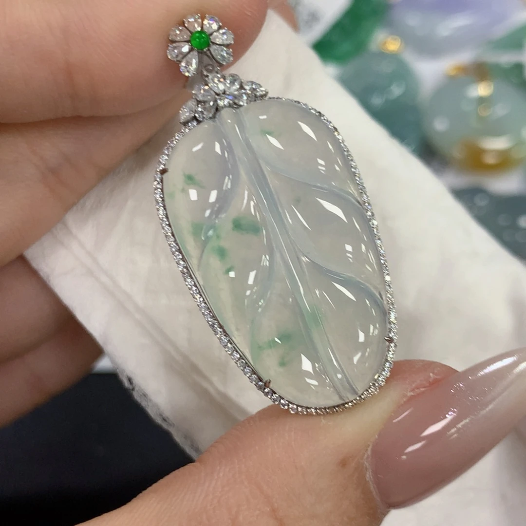 颈饰18K金镶嵌翡翠