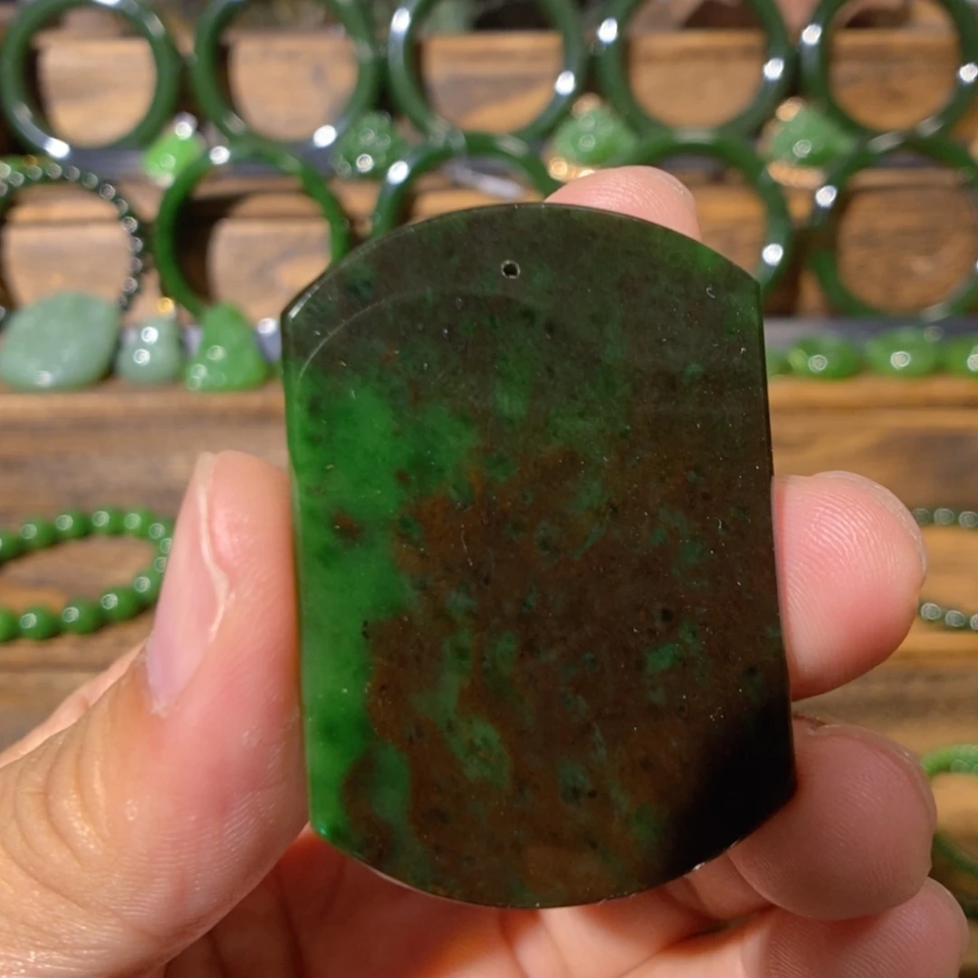 【闪购商品】吊坠(不含链)未镶嵌和田玉俄七聚红皮菠菜绿无事牌