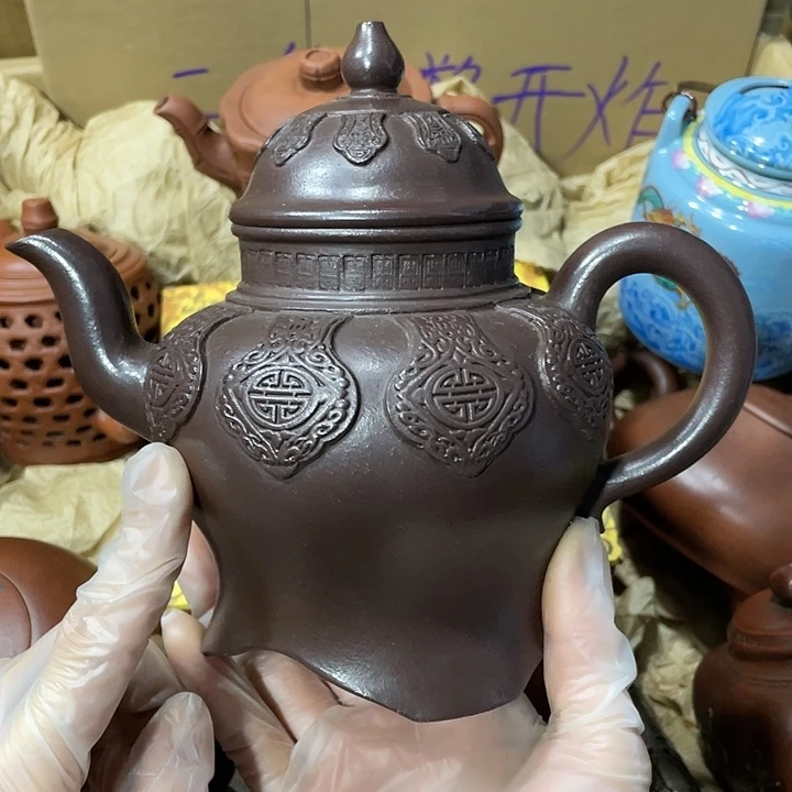 茶壶紫砂原矿泥料，手工制作的一把紫砂壶。