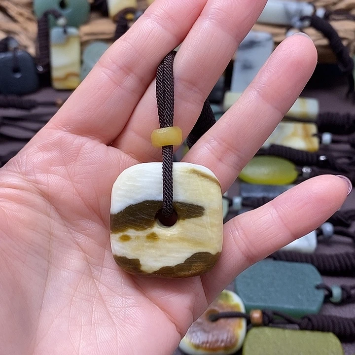 蛇纹石玉未镶嵌颈饰