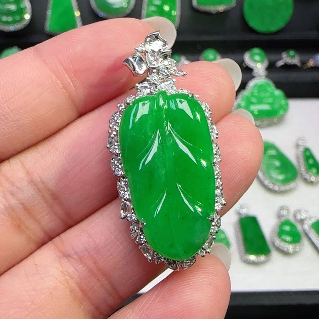 翡翠18K金镶嵌颈饰吊坠