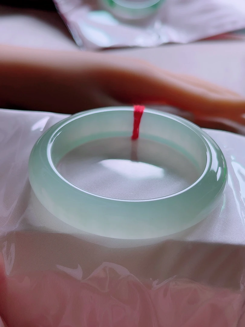 天然缅甸A货纯天然翡翠 正品时尚冰种起胶细腻0毛孔54.5圈宽边