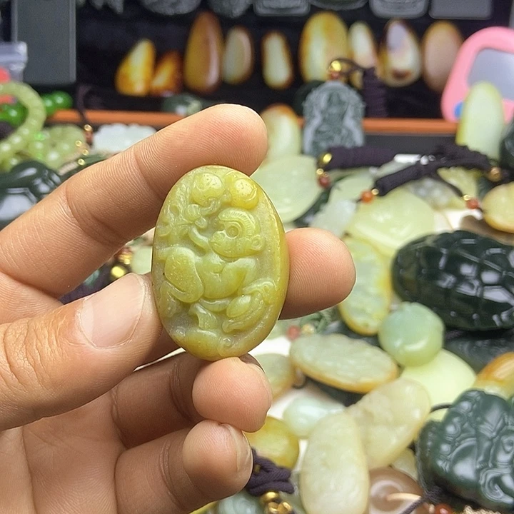 颈饰未镶嵌和田玉马*草