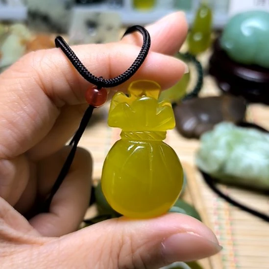 未镶嵌蛇纹石玉颈饰