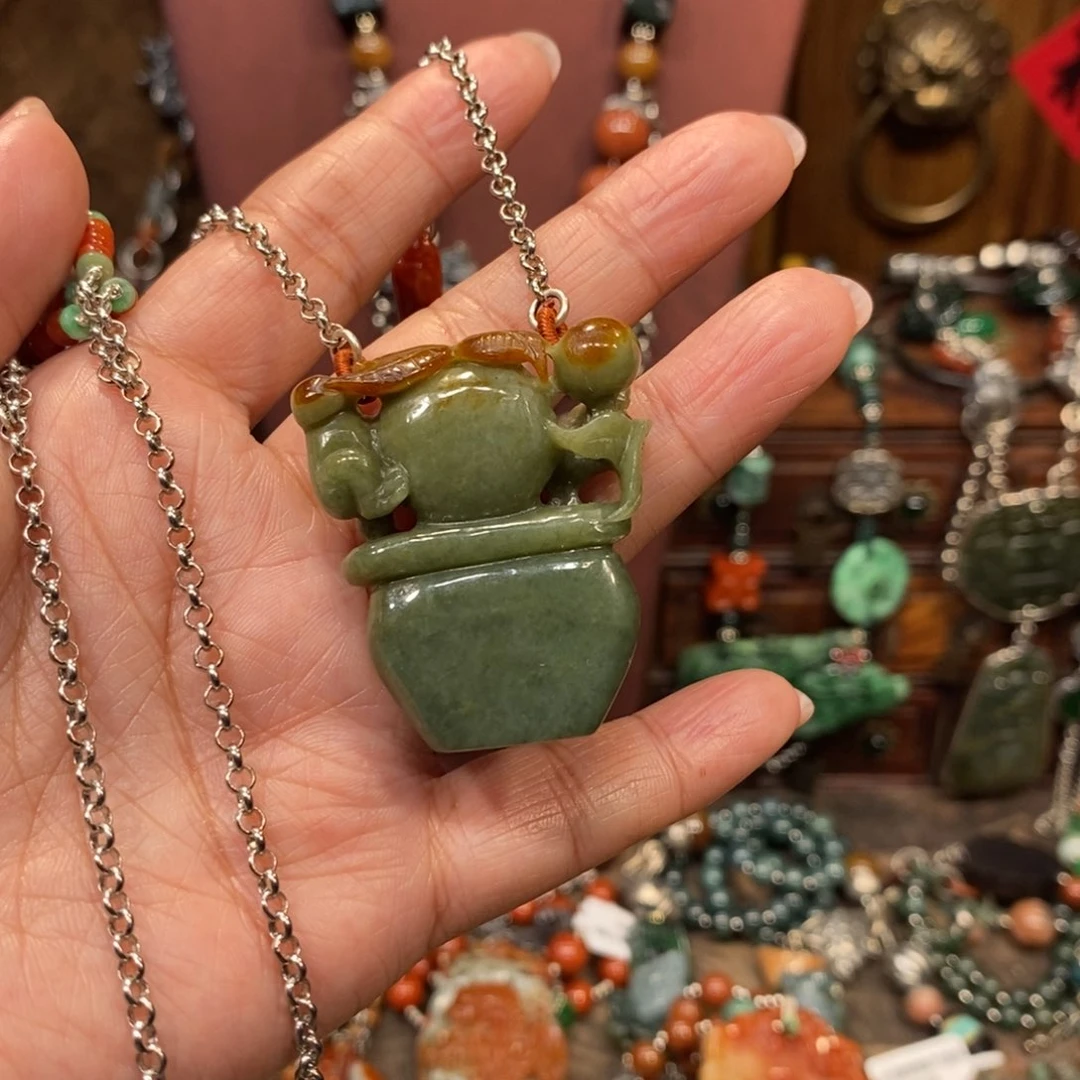 翡翠吊坠(赠链)未镶嵌