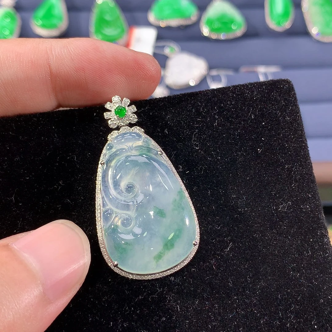 翡翠18K金镶嵌颈饰