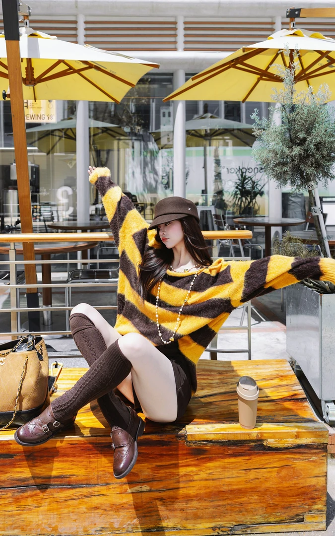 SISTER姐妹家时髦减龄撞色条纹肩膀镂空纽扣设计套头马海毛针织衫