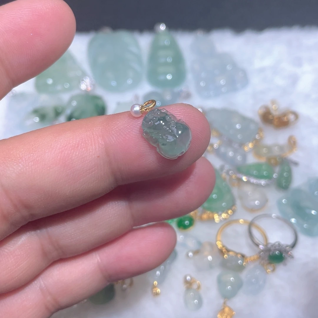 颈饰18K金镶嵌翡翠
