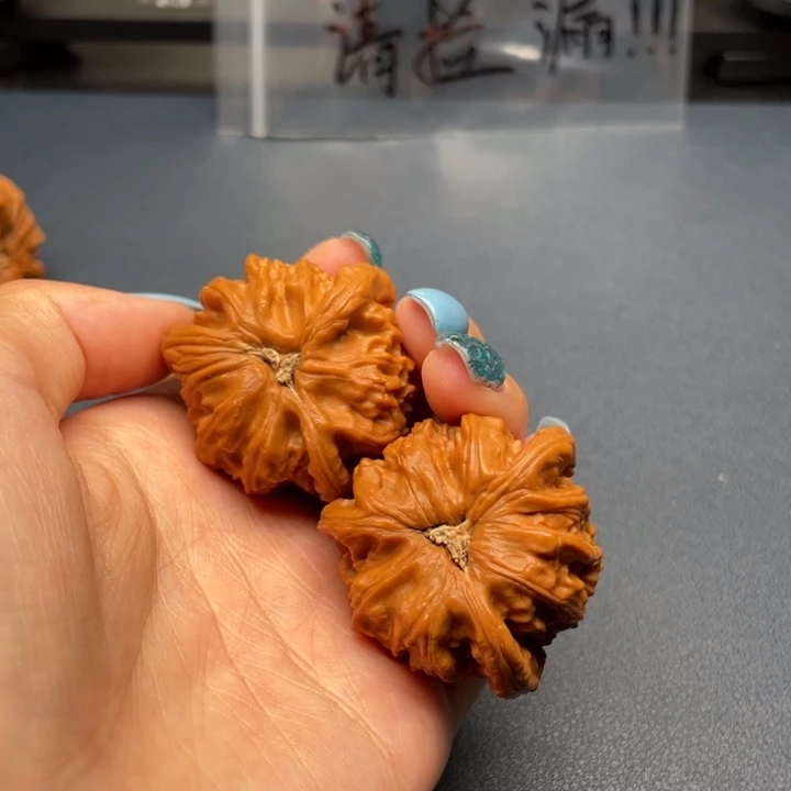 此***去文玩核桃吊坠白狮子