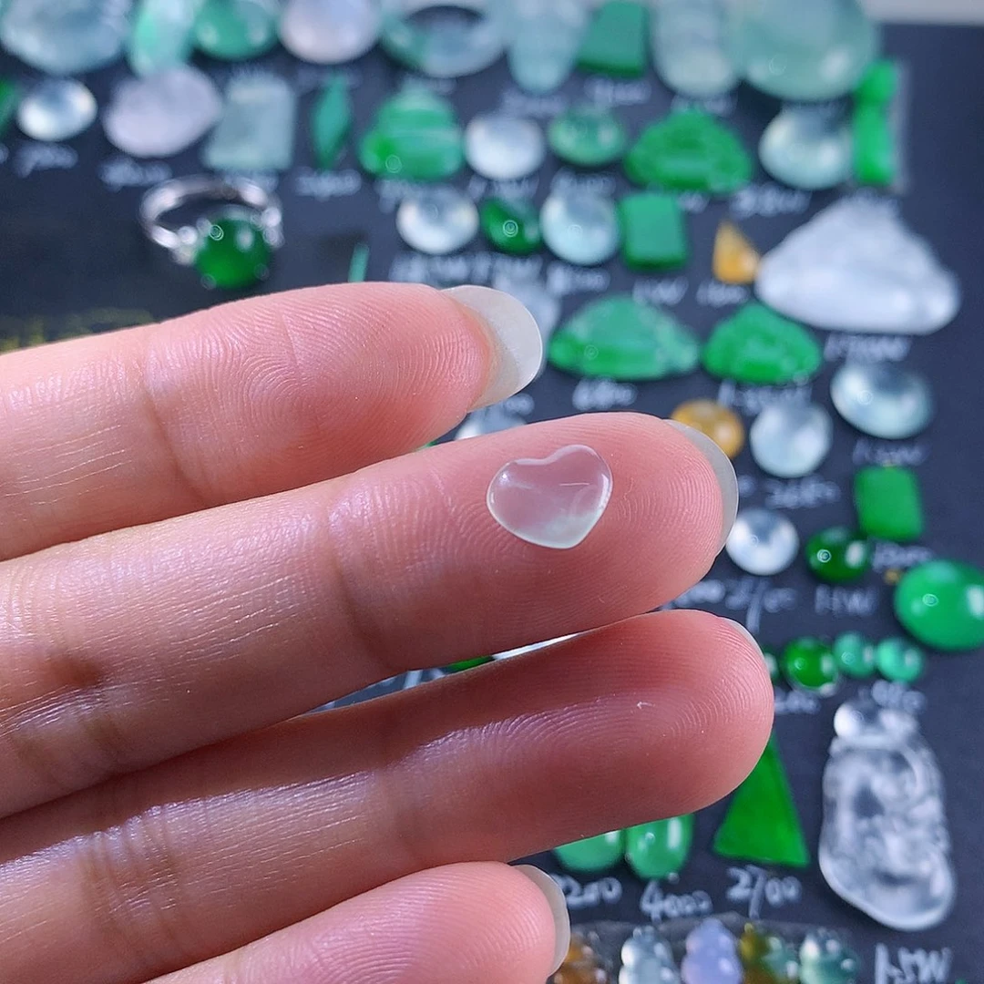 翡翠颈饰未镶嵌天然翡翠高冰爱心