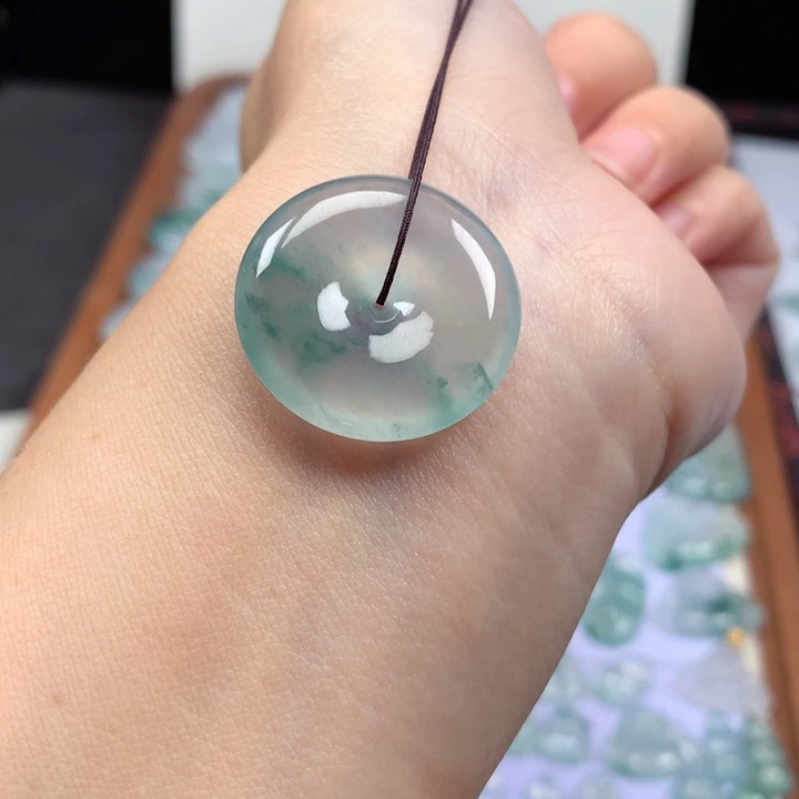 颈饰未镶嵌翡翠冰种飘花平安扣