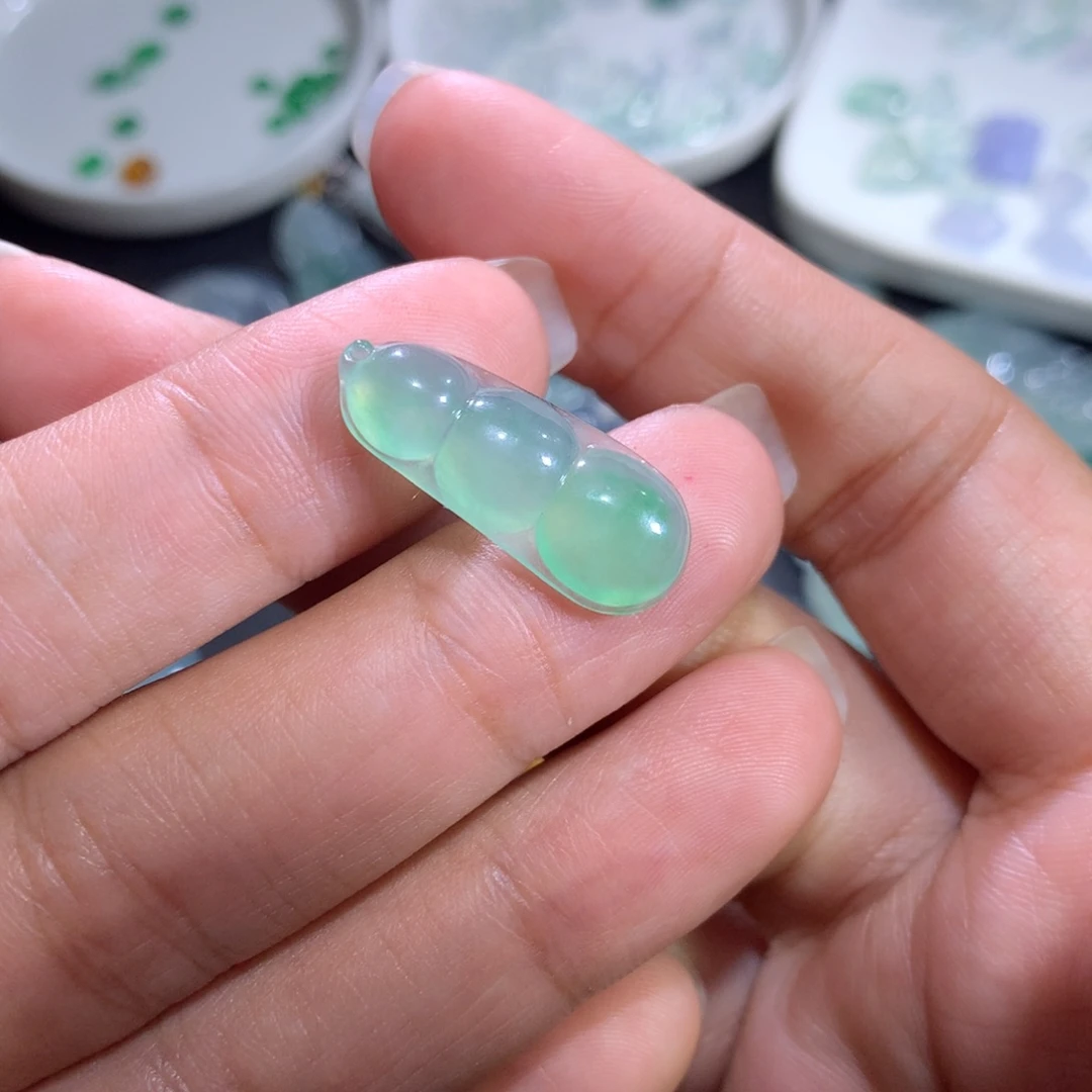 翡翠裸石未镶嵌冰绿豆