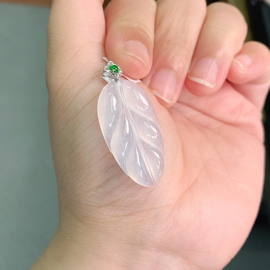 翡翠18K金镶嵌颈饰冰芭蕉叶