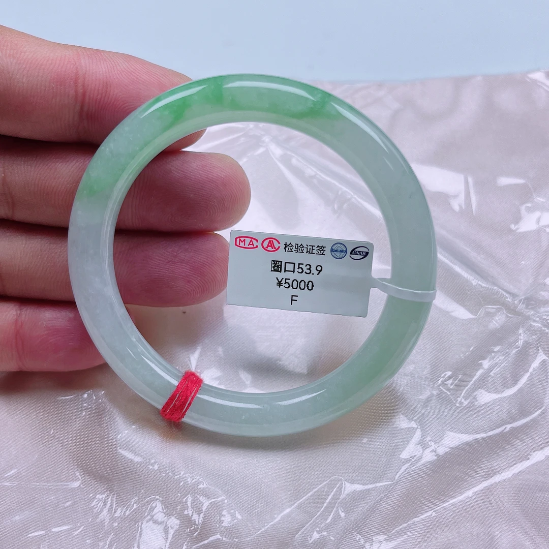 天然缅甸A货翡翠飘绿圆条手镯53.9圈口