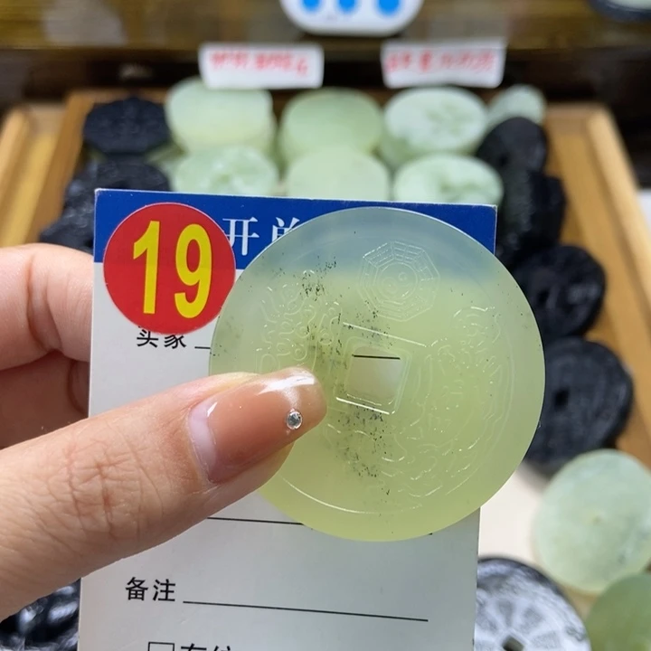 蛇纹石玉挂件未镶嵌神****子