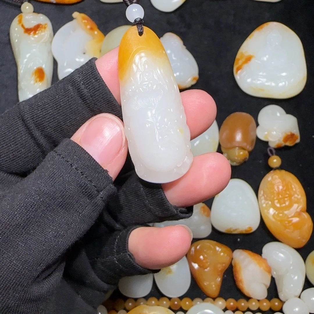 红***教和田玉未镶嵌颈饰