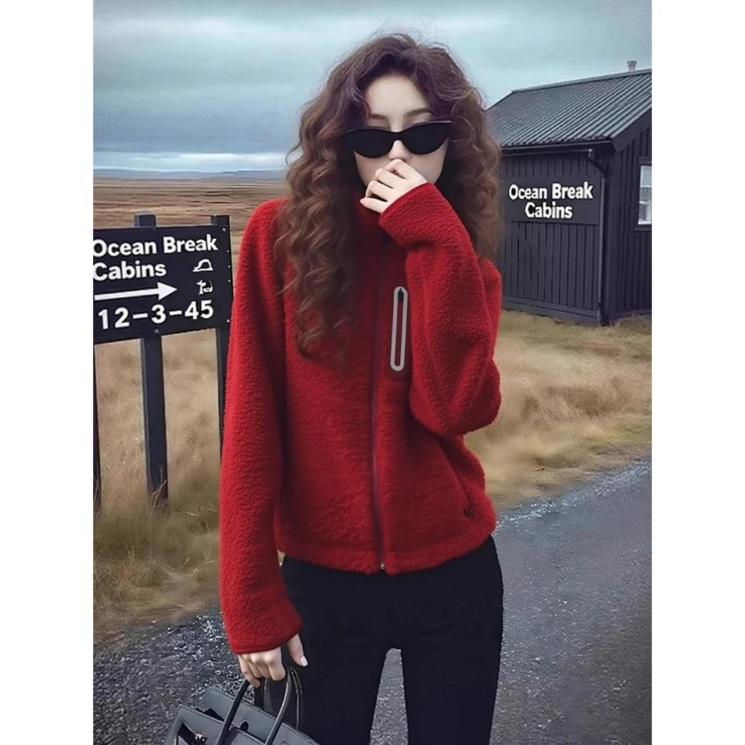 2025冬季圣诞氛围感穿搭英伦风独特高级感超好看红色摇粒绒外套女