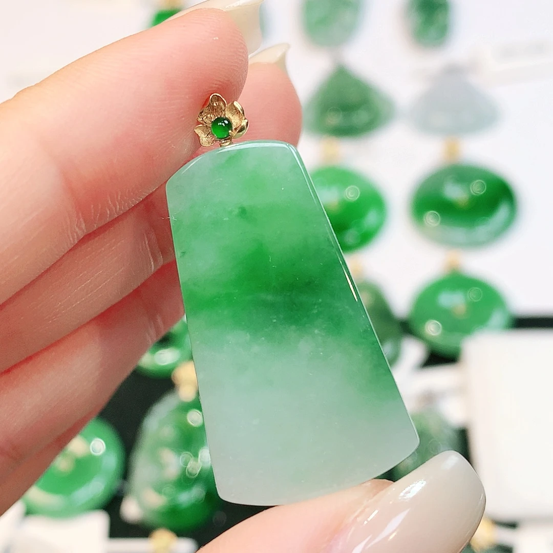 翡翠18K金镶嵌颈饰