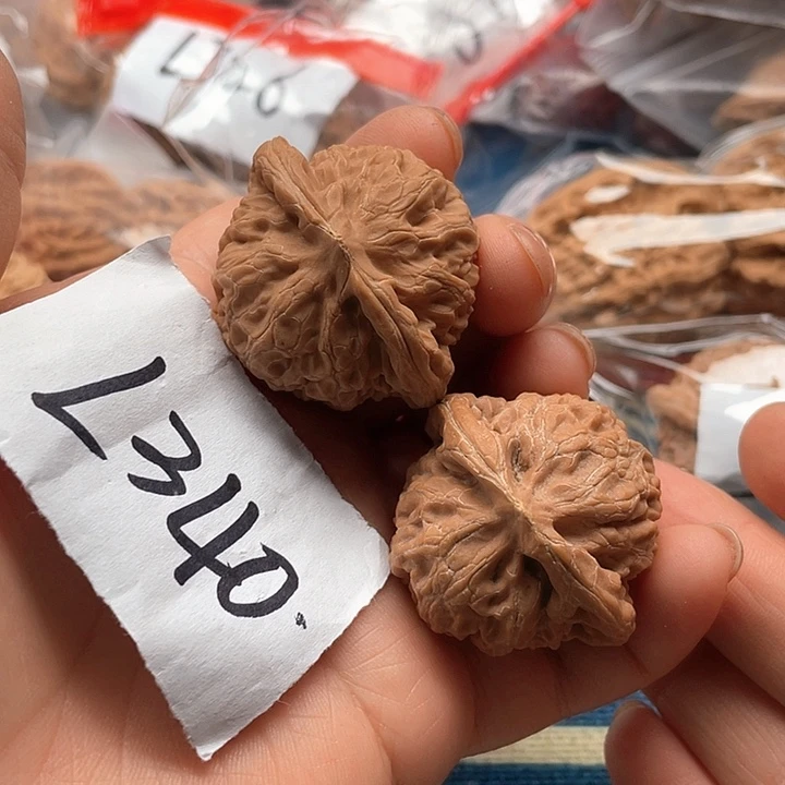 文玩核桃把件宫灯