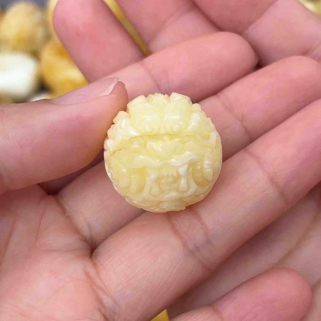裸石琥珀未镶嵌龙珠
