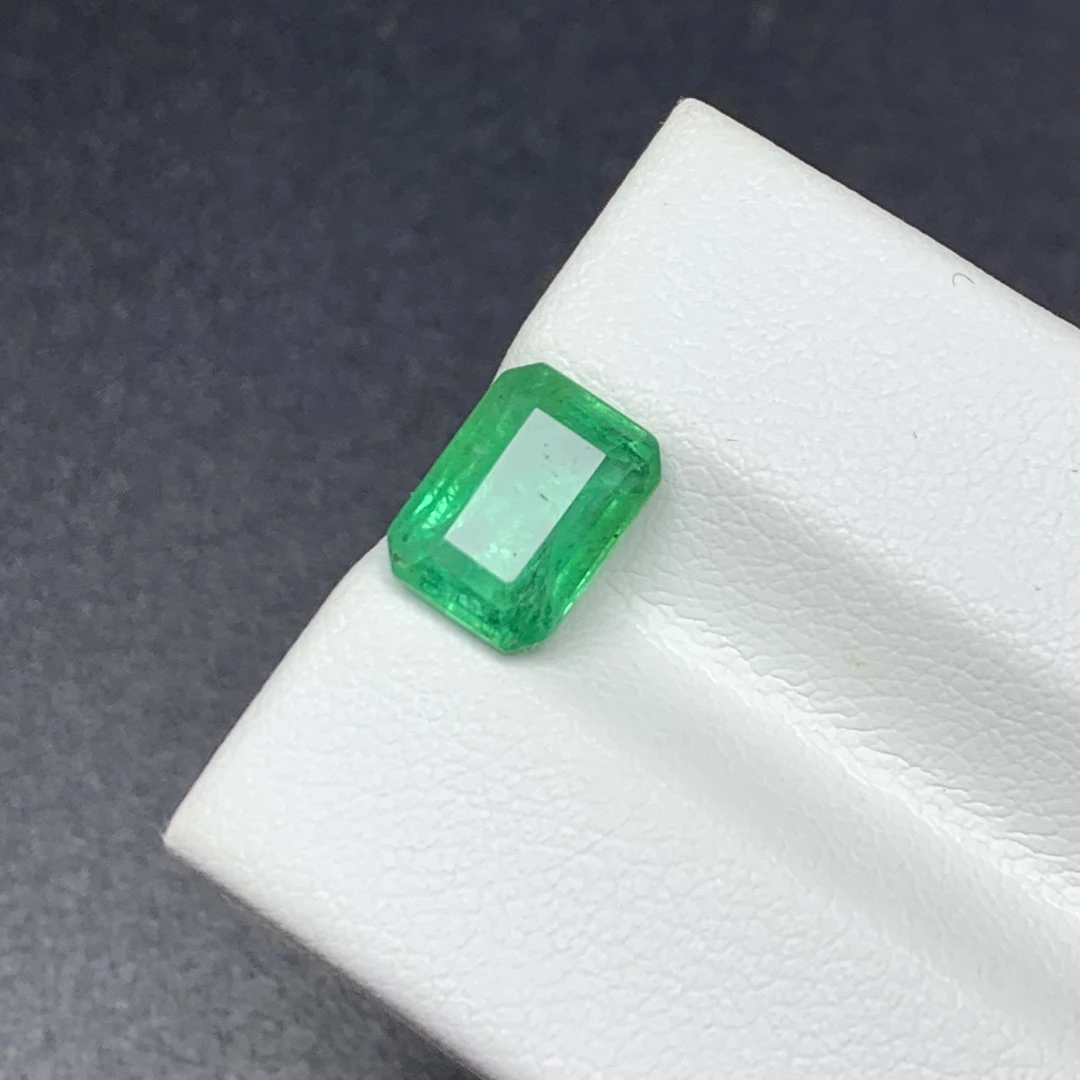 天然祖母绿裸石戒面2.23克拉长方形晶体通透颜色鲜艳