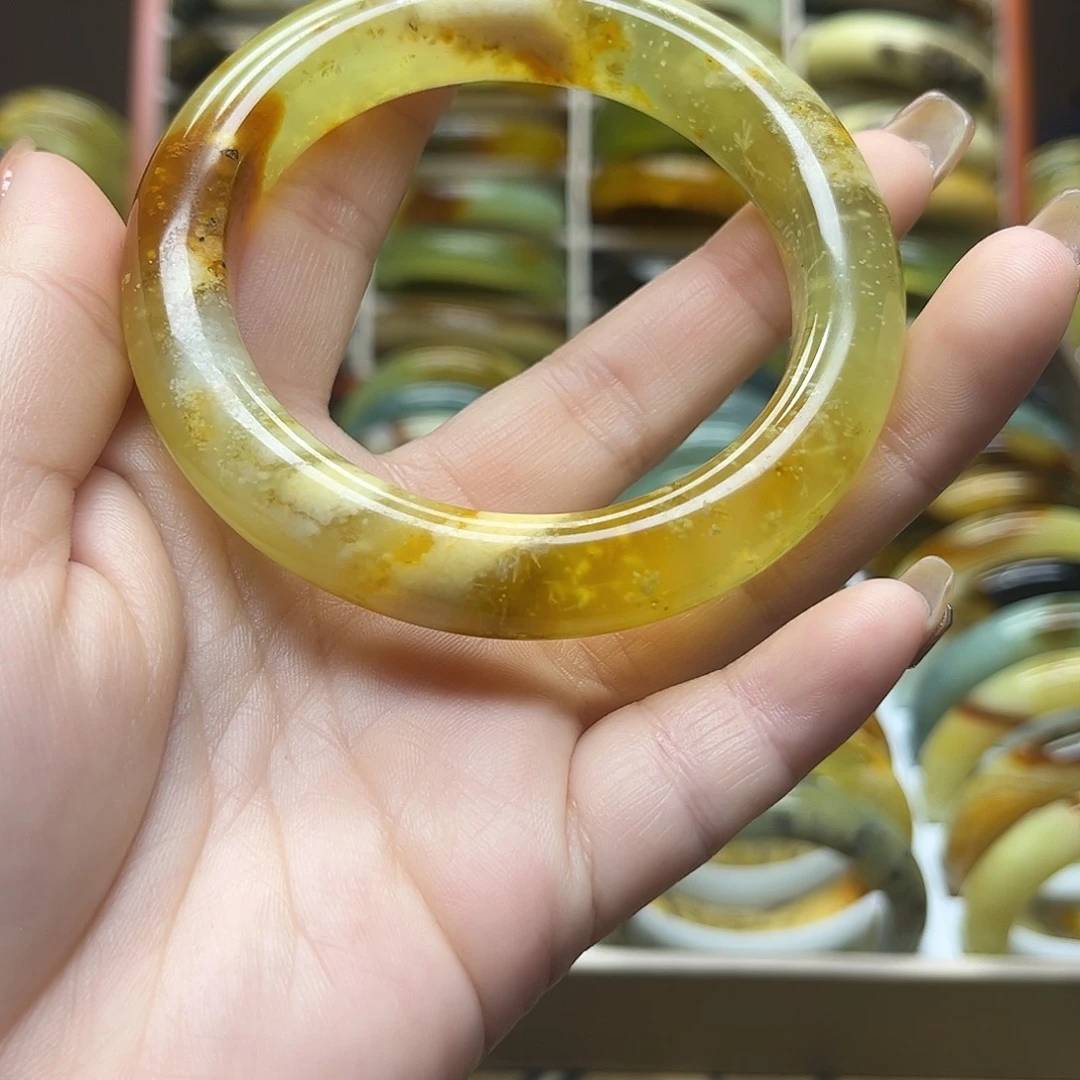 卿***贝岫玉未镶嵌手镯58.5圈口默认微瑕不退换