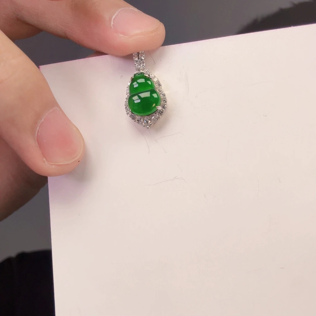 翡翠未镶嵌颈饰一件