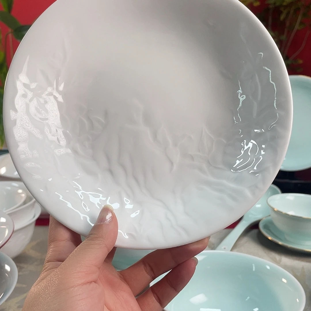 7英寸甜白釉牡丹雕刻盘