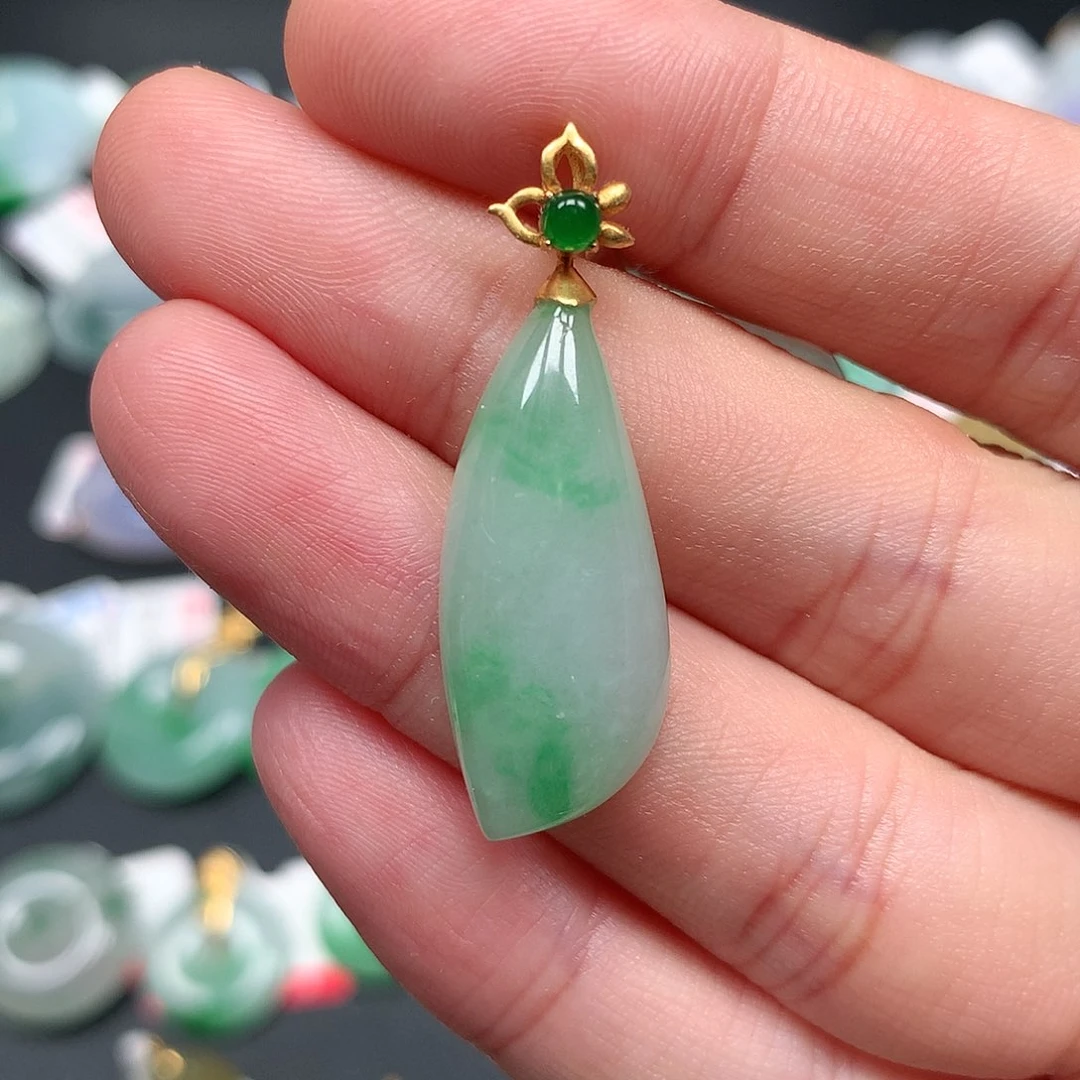 颈饰18K金镶嵌翡翠翡翠吊坠