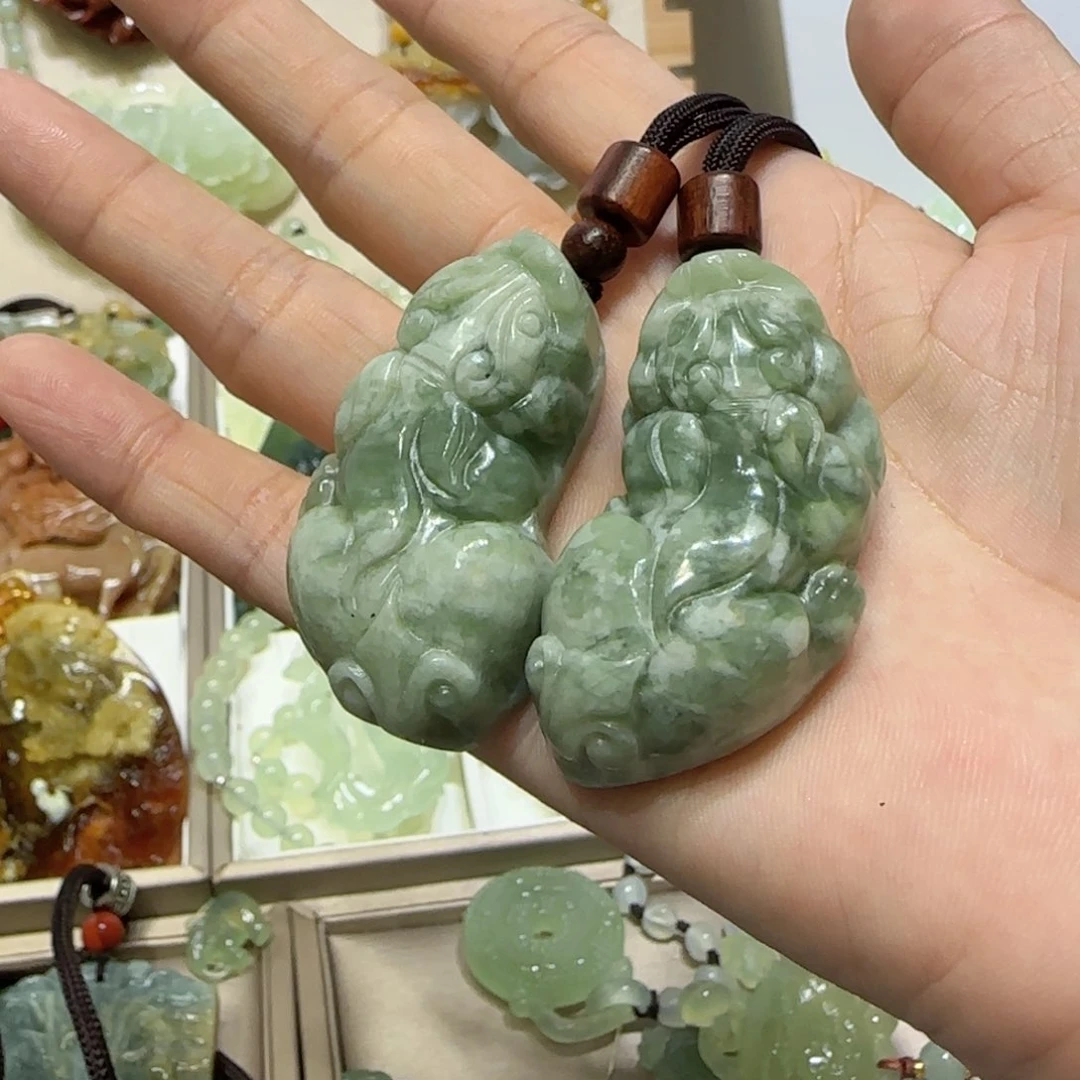 未镶嵌蛇纹石玉吊坠