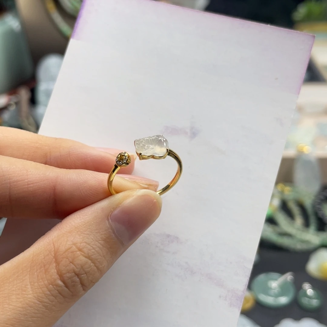 翡翠未镶嵌颈饰戒指