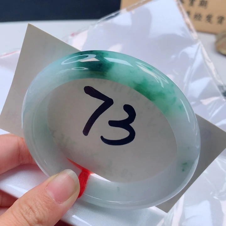 翡翠手镯未镶嵌白底青