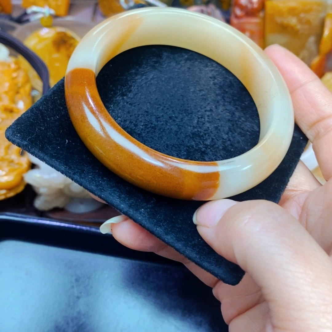 未镶嵌石英质玉（黄龙玉）手链