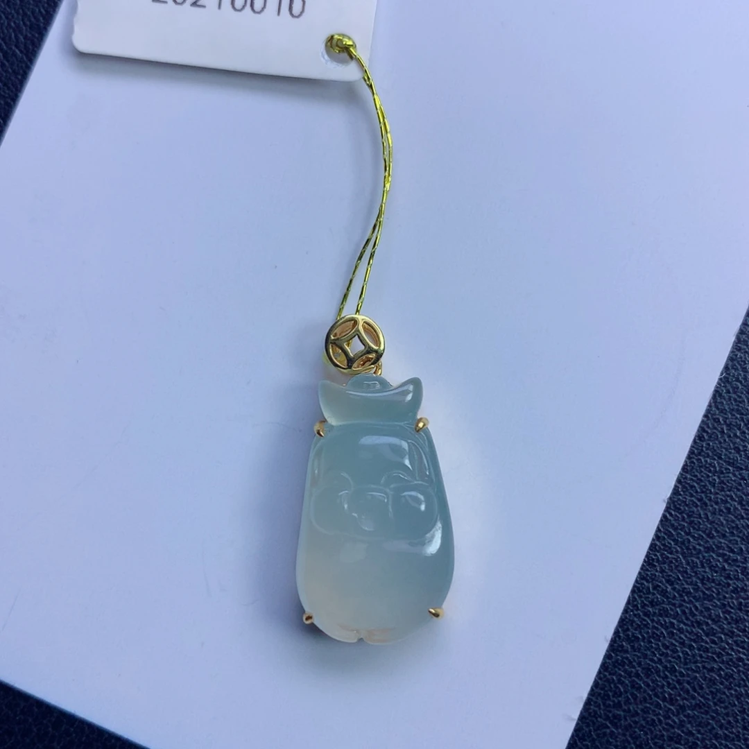 无***。翡翠未镶嵌颈饰猪