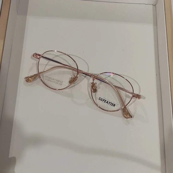 纯钛玫瑰金小框的眼镜