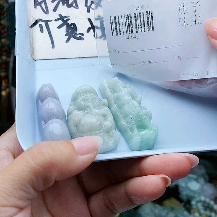 颈饰足铂镶嵌翡翠翡翠
