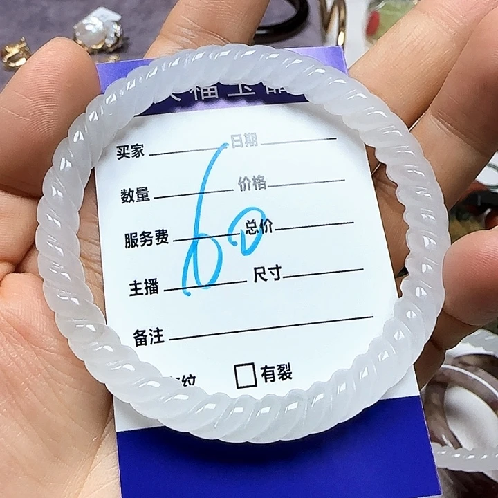 秋***晨石英质玉未镶嵌手镯