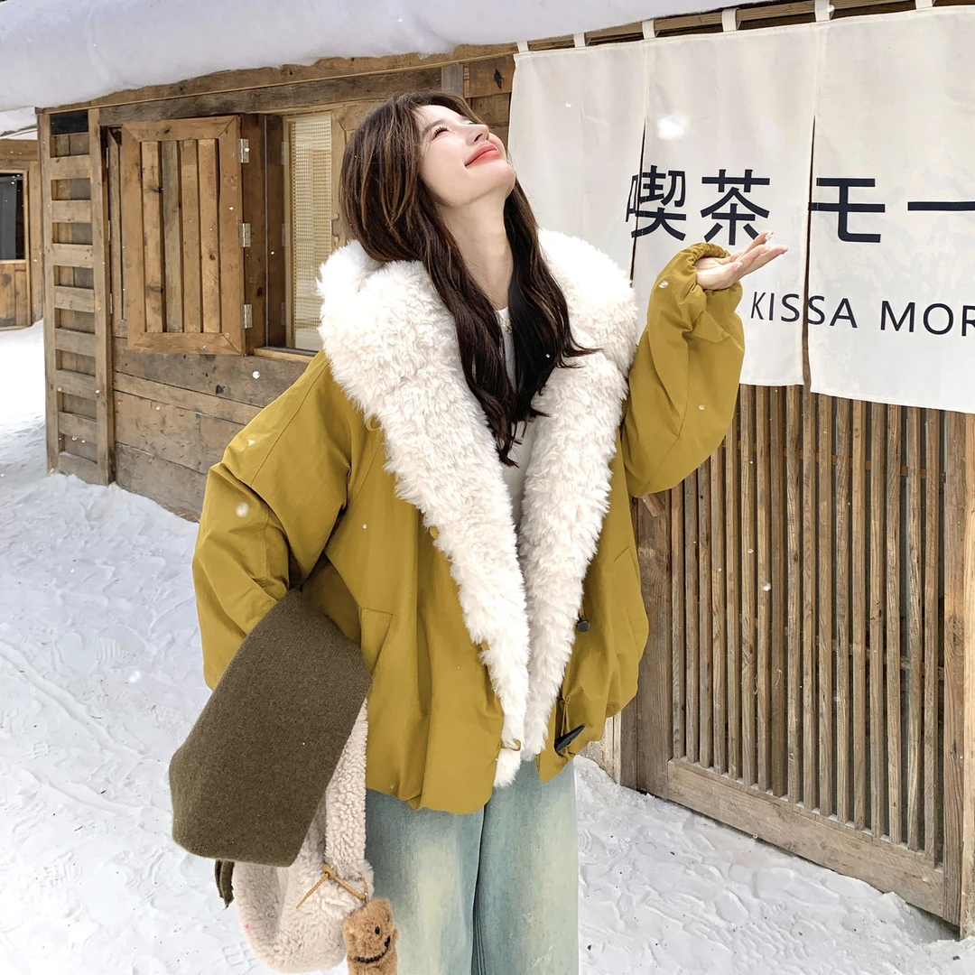 羊羔毛拼接牛角扣90绒羽绒服女2025冬季新款超火流行白鸭绒派克服