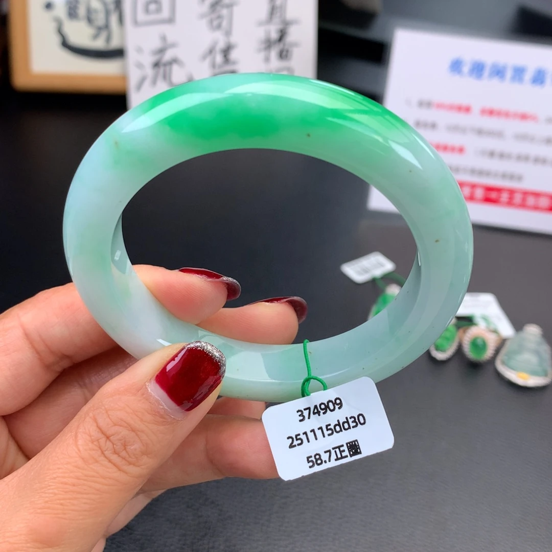 翡翠未镶嵌手镯种老肉细白底青性价比 【有纹捡漏】