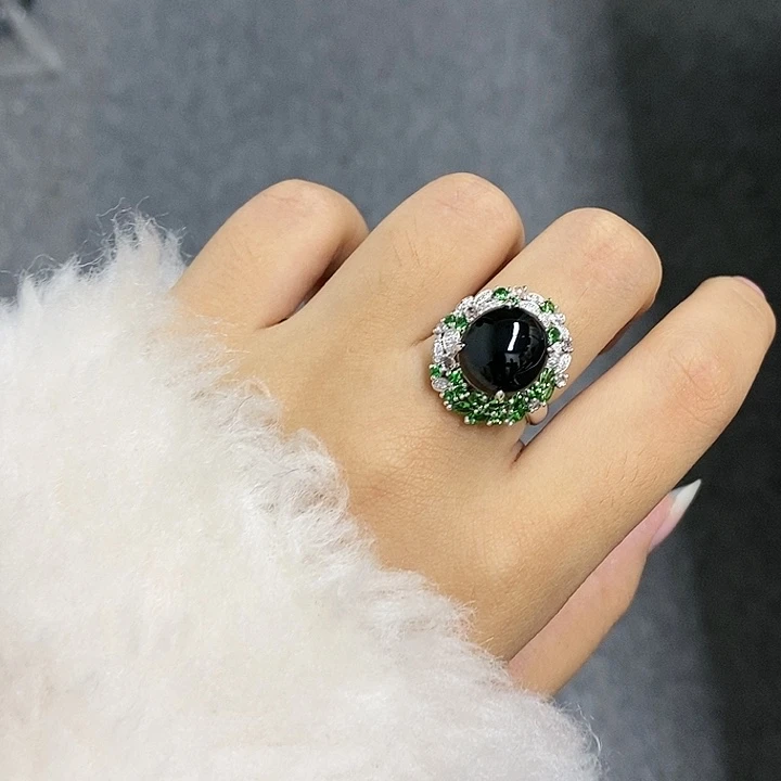 18K金镶嵌戒指翡翠蛋面