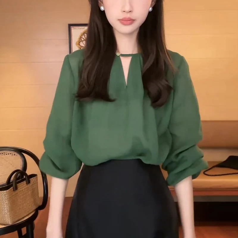 高端设计感后背镂空拼接蕾丝五分袖薄款小衫洋气减龄绿色V领衬衣