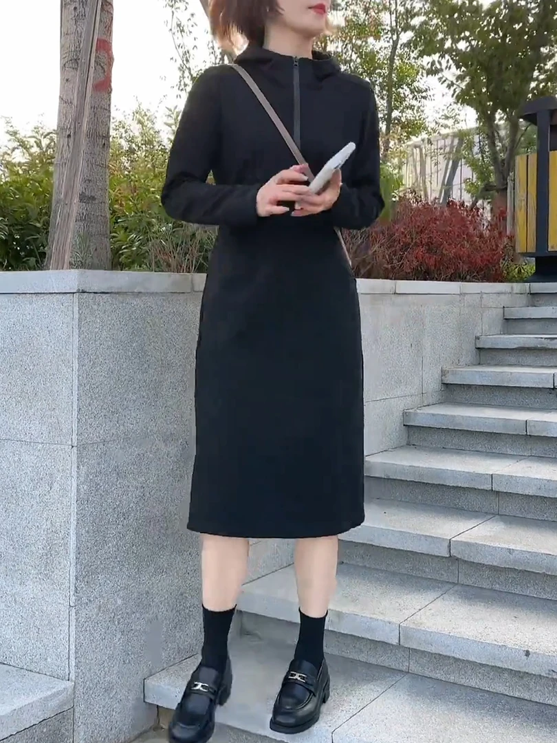 黑色半拉链连帽长袖连衣裙女2025秋季新款高级感气质休闲中长裙
