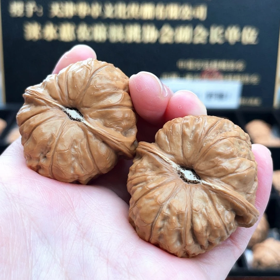 把件文玩核桃新年宠上天正肩凹底圆瓜红皮南瓜墩4131