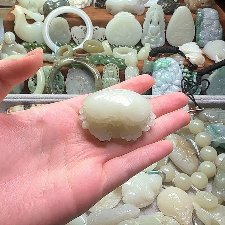 得***然和田玉未镶嵌颈饰