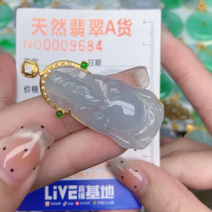 翡翠18K金镶嵌颈饰财神