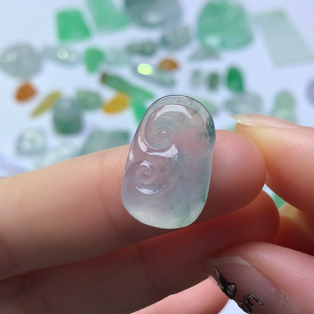 翡翠未镶嵌颈饰如意