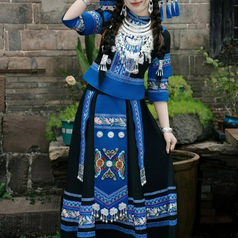 广西三月三壮族成人女性少数民族服饰壮锦刺绣舞台演出盛装民族风