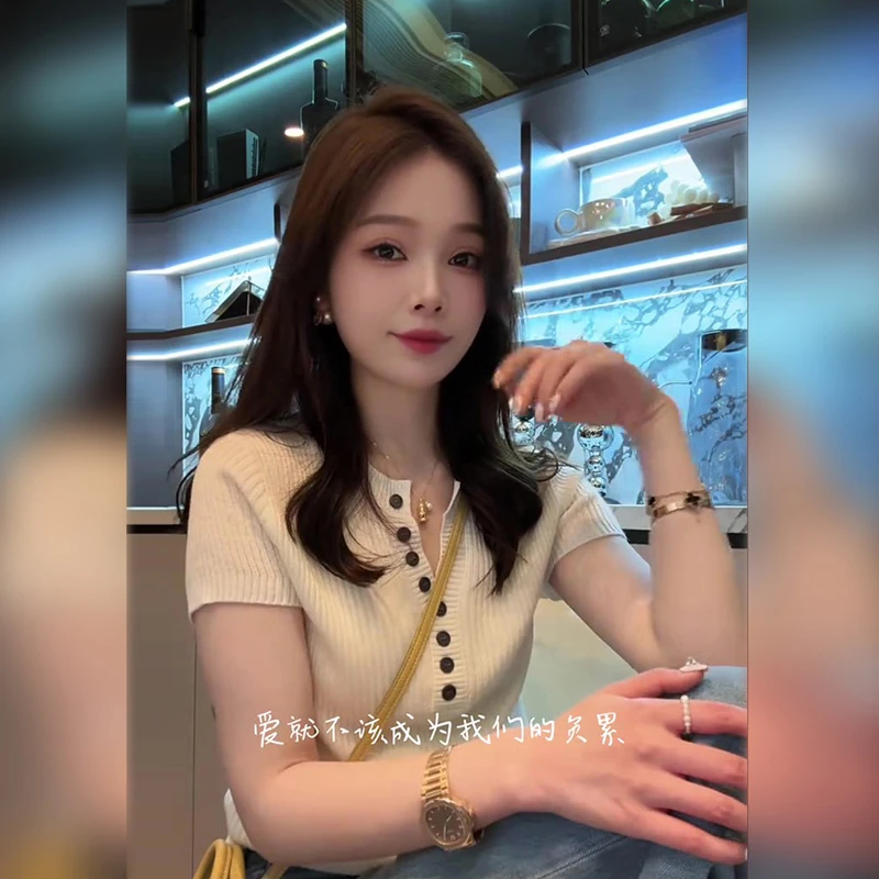 时尚简约纽扣设计感短袖针织衫女装2025夏季新款修身显瘦通勤上衣